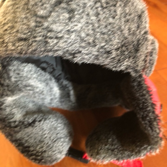 Winter hat Red with Warm fuzzy ear-covers flaps - Picture 5 of 6